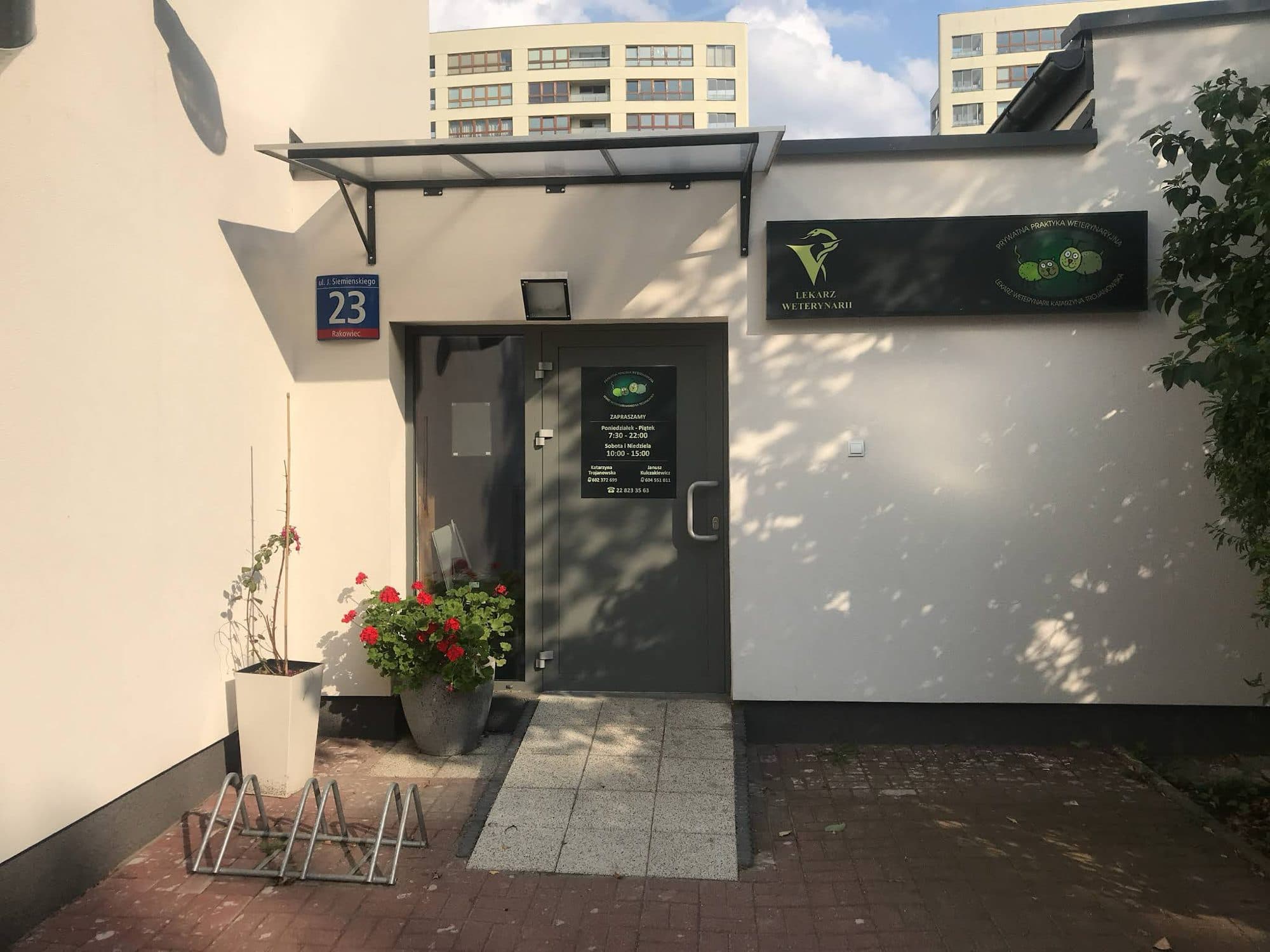Entrance to the clinic at ul. Siemieńskiego 23 in Warsaw